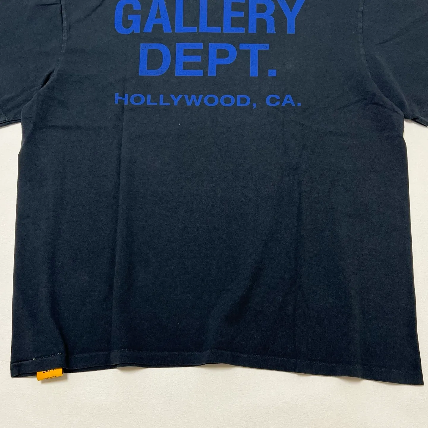 GALLERY DEPT. SOUVENIR TEE/WASHED BLACK Blue English LOGO short-sleeved Hollywood limited English TEE Washed black S-XL Assute garments dyed Re-washed and distressed Cylindrical fabric without side seams Non-open version Original development Complete accessories/matching Details in place